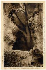 2 vues 10. Minerve : entrée de la grotte de la Coquille / Cliché R. Cathala. - Toulouse : éditions Pyrénées-Océan, Labouche frères, [entre 1937 et 1950]. - Carte postale