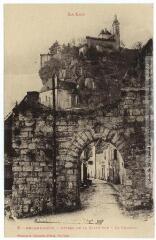 1 vue Le Lot. 3. Rocamadour : entrée de la grand'rue. Le château. - Toulouse : phototypie Labouche frères, [entre 1918 et 1937]. - Carte postale