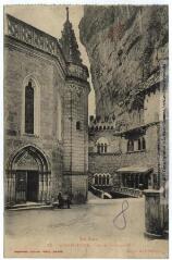 1 vue Le Lot. 12. Rocamadour : cour intérieure. - Toulouse : phototypie Labouche frères ; [Rocamadour] : Magasin du Pèlerinage, [1905 et 1925]. - Carte postale
