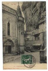 2 vues Le Lot. 12. Rocamadour : cour intérieure. - Toulouse : phototypie Labouche frères, [entre 1905 et 1925], tampon de la poste de 1913. - Carte postale
