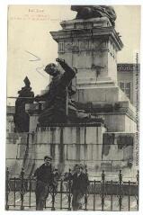 1 vue Le Lot. 200. Cahors : bas relief du monument Gambetta. - Toulouse : phototypie Labouche frères, [entre 1905 et 1925]. - Carte postale