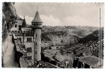 1 vue 9. Rocamadour (Lot) : la grosse tour. En bas, route de Cahors. - Toulouse : éditions Pyrénées-Océan, Labouche frères, marque Elfe, [vers 1950]. - Carte postale