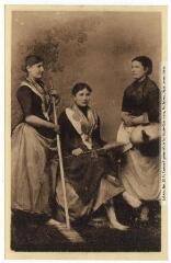 1 vue Types basques. 23. Trio de jeunes femmes basques en costume authentique. - Toulouse : phototypie Labouche frères, [entre 1905 et 1937]. - Carte postale