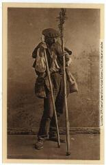 1 vue Types basques. 30. Vieux mendiant. - Toulouse : phototypie Labouche frères, [entre 1905 et 1937]. - Carte postale