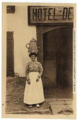 1 vue Types basques. 62. Aguadora : porteuse d'eau. - Toulouse : phototypie Labouche frères, [entre 1905 et 1937]. - Carte postale