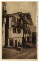 1 vue Types basques. 66. Maisons basques. - Toulouse : phototypie Labouche frères, [entre 1905 et 1937]. - Carte postale
