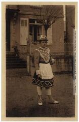 1 vue Types basques. 69. Cantiniersa : la cantinière : danseur souletin. - Toulouse : phototypie Labouche frères, [entre 1905 et 1937]. - Carte postale