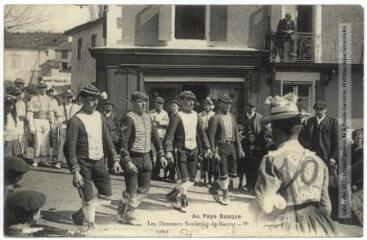 2 vues Types basques. 80. Les souletins dansant la gavotte (danse d'honneur). - Toulouse : phototypie Labouche frères, [entre 1905 et 1937]. - Carte postale