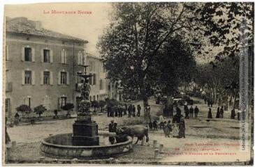 1 vue La Montagne Noire. 64. Revel (Haute-Garonne) : fontaine des 3 Grâces et la promenade. - Toulouse : phototypie Labouche frères, marque LF au recto, [entre 1918 et 1937]. - Carte postale