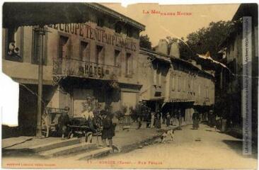 1 vue La Montagne Noire. 77. Sorèze (Tarn) : rue Ferlus. - Toulouse : phototypie Labouche frères, marque LF au recto, [entre 1909 et 1925]. - Carte postale