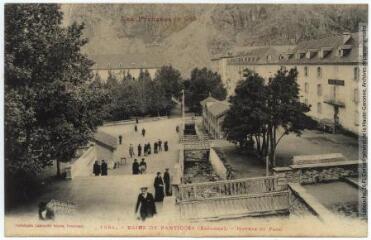2 vues - Les Pyrénées (2e série). 1594. Bains de Panticosa (Espagne) : hôtels et parc. - Toulouse : phototypie Labouche frères, [entre 1905 et 1937]. - Carte postale (ouvre la visionneuse)