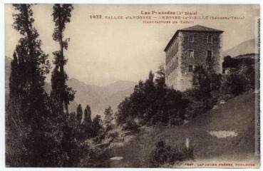 2 vues Les Pyrénées (3e série). 1033. Vallée d'Andorre : Andorre-la-Vieille (Andorra-Vella) : manufacture des tabacs. - Toulouse : phototypie Labouche frères, [entre 1930 et 1937]. - Carte postale