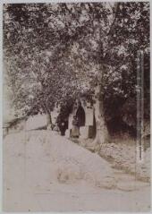 2 vues Hérault. 406. Montouliers : fontaine gallo-romaine. - Toulouse : maison Labouche frères, [entre 1900 et 1940]. - Photographie
