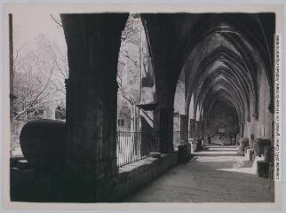3 vues [Béziers] : le cloître de la cathédrale Saint-Nazaire. - Toulouse : maison Labouche frères, marque Elfe, [entre 1930 et 1950]. - Photographie