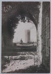 2 vues - S.-O. 5e série. 328. Turenne (Corrèze) : porte et tour du château. - Toulouse : maison Labouche frères, [entre 1900 et 1940]. - Photographie (ouvre la visionneuse)