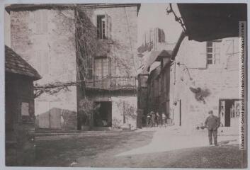 3 vues - S.-O. (5e série). 326. Turenne (Corrèze) : la place du village. Au fond, tour carrée du château. - Toulouse : phototypie Labouche frères, [entre 1905 et 1925]. - Carte postale. (ouvre la visionneuse)
