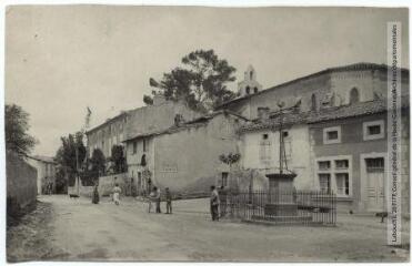 2 vues L'Aude. 731. Airoux près Labastide-d'Anjou : la place. - Toulouse : maison Labouche frères, [entre 1900 et 1940]. - Photographie