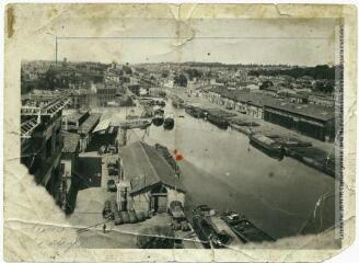 2 vues 54. Toulouse : le port Saint-Sauveur sur le canal du Midi. - Toulouse : maison Labouche frères, [entre 1920 et 1950]. - Photographie