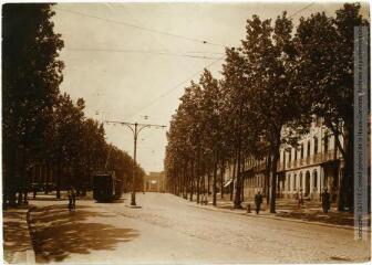 2 vues 179. Toulouse : le boulevard Carnot (au fond le monument aux morts). - Toulouse : maison Labouche frères, [entre 1900 et 1940]. - Photographie