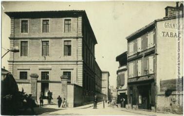 2 vues 193. Toulouse : caserne Clauzel ou St-Charles. - Toulouse : maison Labouche frères, [entre 1900 et 1940]. - Photographie