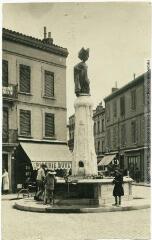 2 vues 265. Toulouse : fontaine place de la Concorde. - Toulouse : maison Labouche frères, [entre 1900 et 1940]. - Photographie