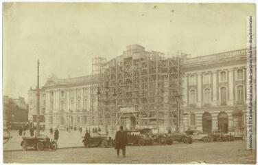 1 vue [Toulouse : le Capitole : façade en réfection]. - Toulouse : maison Labouche frères, [entre 1900 et 1920]. - Photographie
