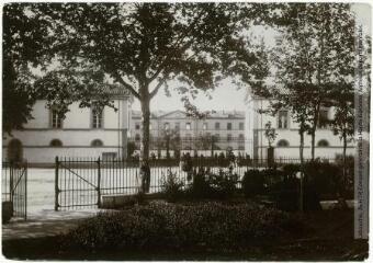 2 vues Toulouse : grands quartiers d'artillerie : caserne Caffarelli (18e d'artillerie). - Toulouse : maison Labouche frères, [entre 1900 et 1940]. - Photographie