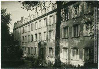 2 vues Toulouse : couvent de la Sagesse, pension de famille : façade intérieure. - Toulouse : maison Labouche frères, [entre 1900 et 1940]. - Photographie