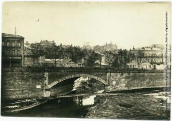 1 vue [Toulouse : la Garonnette et arche du pont de Tounis]. - Toulouse : maison Labouche frères, [entre 1926 et 1940]. - Photographie