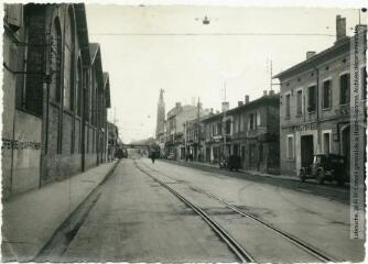 3 vues Toulouse : route de Revel : entrée du pont des Demoiselles. - Toulouse : maison Labouche frères, [entre 1920 et 1950]. - Photographie