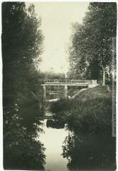2 vues Banlieue de Toulouse. 159. Tournefeuille : le pont sur le Touch / photographie Henri Jansou (1874-1966). - Toulouse : maison Labouche frères, [entre 1900 et 1940]. - Photographie