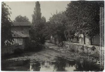 2 vues La Haute-Garonne. 281. Encausse-les-Bains [Encausse-les-Thermes] : vue sur le Job. - Toulouse : maison Labouche frères, [entre 1900 et 1940]. - Photographie