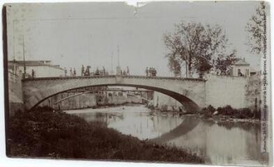 2 vues La Haute-Garonne. 392. L'Isle-en-Dodon : le Pont-Neuf sur la Save. - Toulouse : maison Labouche frères, [entre 1900 et 1940]. - Photographie