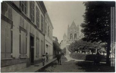 2 vues La Haute-Garonne. 521. Pibrac : la place et l'église / photographie Henri Jansou (1874-1966). - Toulouse : maison Labouche frères, [entre 1900 et 1940]. - Photographie