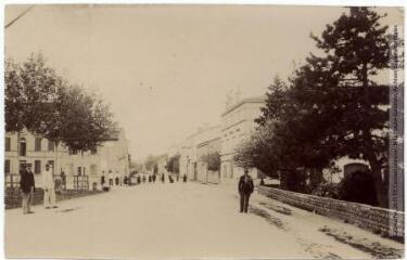 2 vues La Haute-Garonne. 524. Carbonne : avenue de Toulouse / photographie Henri Jansou (1874-1966). - Toulouse : maison Labouche frères, [entre 1900 et 1940]. - Photographie