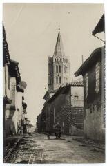 2 vues La Haute-Garonne. 1031. Grenade-sur-Garonne : rue de la Liberté et clocher. - Toulouse : maison Labouche frères, [entre 1900 et 1920]. - Photographie