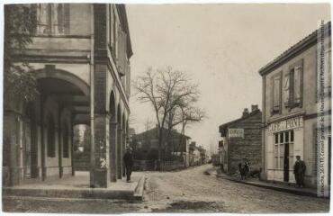 2 vues La Haute-Garonne. 1034. Ondes : intérieur du village : mairie. - Toulouse : maison Labouche frères, [entre 1900 et 1940]. - Photographie