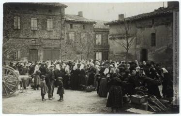 2 vues Haute-Garonne. 1346. Nailloux : le marché à la volaille / photographie Henri Jansou (1874-1966). - Toulouse : maison Labouche frères, [entre 1900 et 1920]. - Photographie