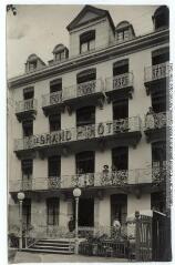 2 vues Haute-Garonne. Luchon [Bagnères-de-Luchon] : le Grand hôtel / photographie Henri Jansou (1874-1966). - Toulouse : maison Labouche frères, [entre 1900 et 1940]. - Photographie
