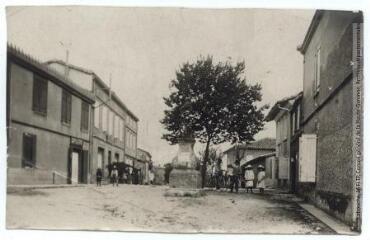 2 vues Haute-Garonne. Vacquiers : la Grand'rue. - Toulouse : maison Labouche frères, [entre 1910 et 1940]. - Photographie