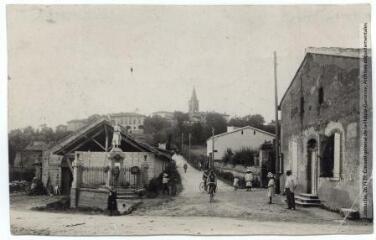 2 vues Haute-Garonne. Vacquiers : carrefour Jeanne-d'Arc. - Toulouse : maison Labouche frères, [entre 1910 et 1940]. - Photographie