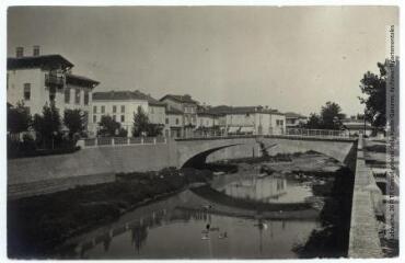 3 vues 392. L'Isle-en-Dodon : le pont sur la Save / photographie Henri Jansou (1874-1966). - Toulouse : maison Labouche frères, [entre 1900 et 1940]. - Photographie