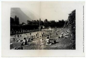 3 vues 401. Luchon [Bagnères-de-Luchon] : la piscine vue de côté. - Toulouse : maison Labouche frères, [entre 1937 et 1950]. - Photographie