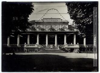 3 vues 465. Luchon [Bagnères-de-Luchon] : terrasse du casino. - Toulouse : maison Labouche frères, [entre 1930 et 1950]. - Photographie