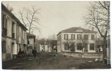 2 vues 469. Labarthe-Inard : la place de la Mairie / photographie Henri Jansou (1874-1966). - Toulouse : maison Labouche frères, [entre 1900 et 1940]. - Photographie