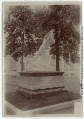 2 vues Luchon 6 [Bagnères-de-Luchon] : [parc des Quinconces : statue de Caïn et Abel]. - Toulouse : maison Labouche frères, [entre 1900 et 1940]. - Photographie