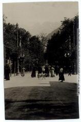 2 vues Luchon [Bagnères-de-Luchon] : allées d'Etigny. - Toulouse : maison Labouche frères, [entre 1900 et 1940]. - Photographie