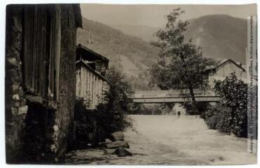 2 vues Luchon [Bagnères-de-Luchon] : le pont de la Casseyde. - Toulouse : maison Labouche frères, [entre 1900 et 1940]. - Photographie