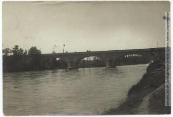 2 vues Carbonne : pont de pierre. - Toulouse : maison Labouche frères, [entre 1900 et 1940]. - Photographie