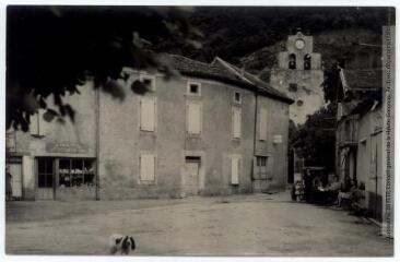 2 vues Fronsac (Haute-Garonne) : [intérieur du village]. - Toulouse : maison Labouche frères, [entre 1930 et 1950]. - Photographie